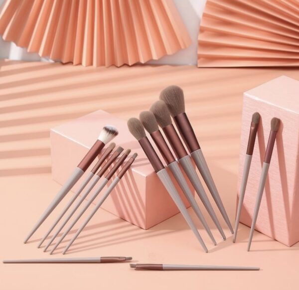 Makeup Brushes - Image 3