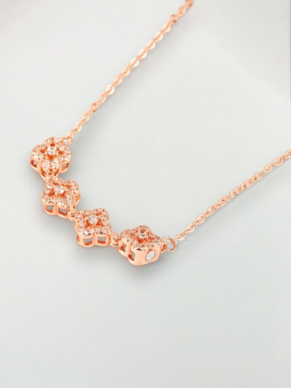 Magnetic 2 in 1 Clover Flower Necklace (stainless steel) - Image 2